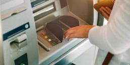 Les distributeurs de billets, symboles des frais bancaires abusifs